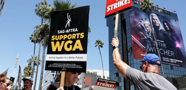 
                    Забастовка сценаристов в Голливуде: что требуют актеры, как реагируют студии, причем здесь писатели и насколько все серьезно
                