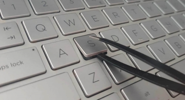 Как починить залипающую клавишу ноутбука
